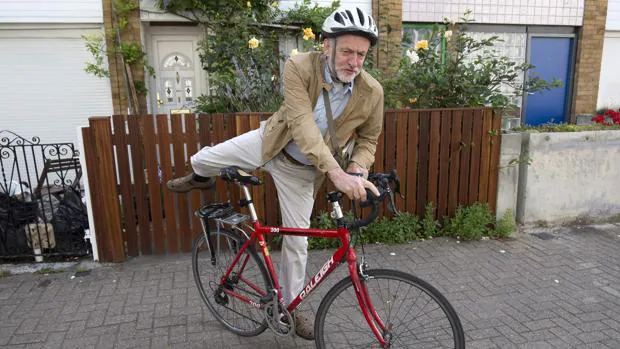 Corbyn monta en bicicleta a la salida de su casa en Londres