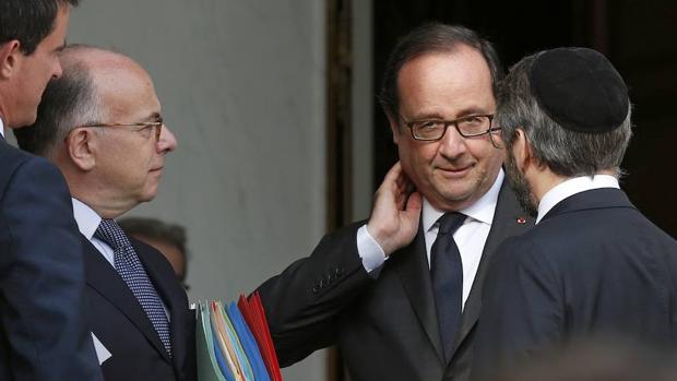 El presidente Hollande junto al primer ministro y al ministro del Interior en el Palacio del Elíseo