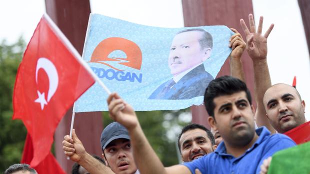 Varios seguidores del presidente turco, Recep Tayyip Erdogan