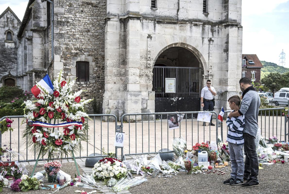 Mensajes y flores junto a la iglesia donde fue asesinado el padre Jacques Hamel