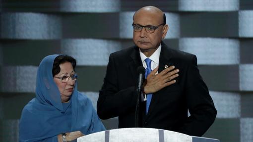 Khizr M. Khan junto a su mujer en el discurso que ofreció en honor a su hijo en la Convención Demócrata