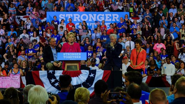 Clinton parte a la conquista de la clase media seducida por Trump y Sanders