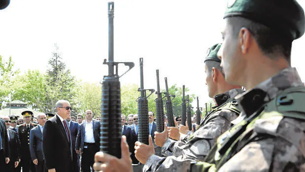 Erdogan frente a los soldados del Ejército turco en Ankara
