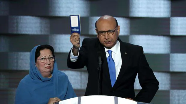 Los padres de Humayun S.M. Khan anoche ofreciendo su discurso en la Convención Demócrata