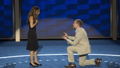 Momento en el que Andrew Binns pide matrimonio a Liz Hart en el escenario de la Convención Demócrata