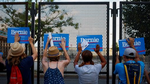 Seguidores de Sanders protestan a las afueras de la Convención Demócrata