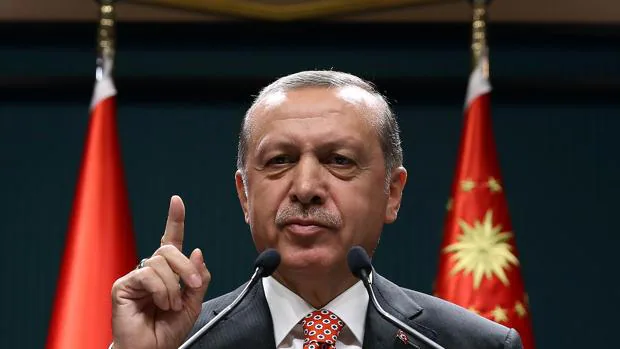 El presidente turco, Recep Tayyip Erdogan, anima a sus seguidores a manifestarse contra el «terrorismo gulenista» el pasado 24 de julio