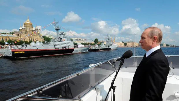 Putin presencia un desfile naval de la Armada rusa en San Petersburgo