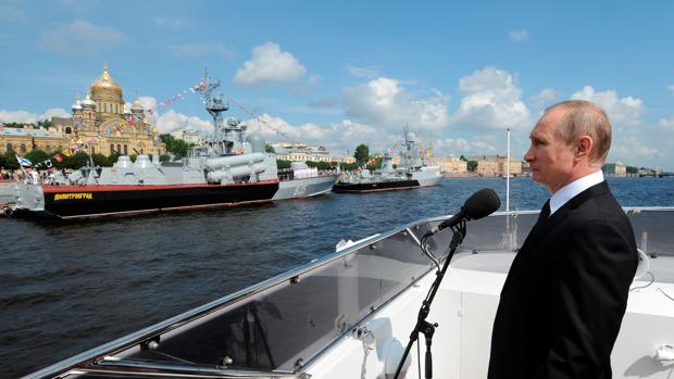 Putin presencia un desfile naval de la Armada rusa en San Petersburgo