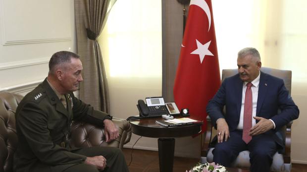 por la oficina del Primer Ministro que muestra a su titular, Binali Yildirim (d) durante su encuentro con el jefe del Estado Mayor Conjunto estadounidense, Joseph Dunford (i) en Ankara, Turquía