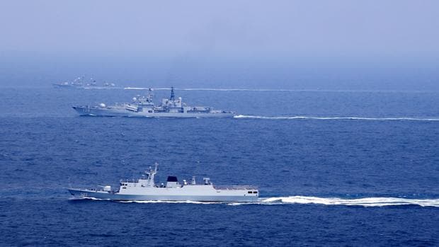 Barcos chinos navegan por el mar de China Meridional