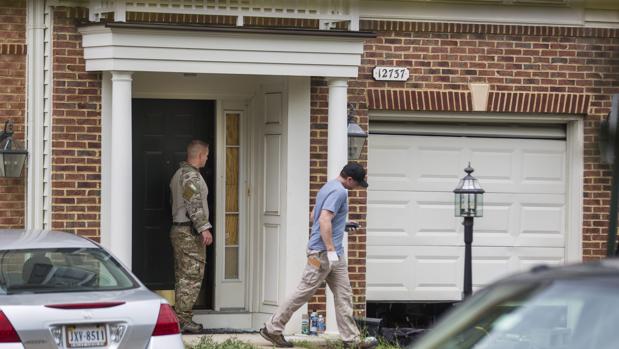 Dos forestales inspeccionan la casa de Nicholas Young en Fairfax, en el estado de Virginia