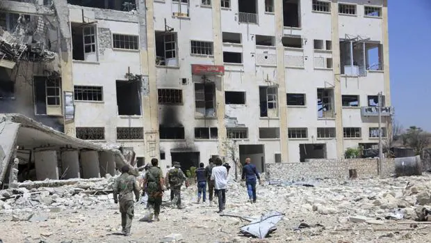 Varios militares del Ejército sirio pasean por Alepo tras reconquistar parte de los barrios del este de la ciudad el pasado 28 de julio