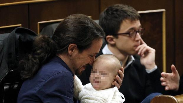 Pablo Iglesias con el bebé de Bescansa y Donald Trump durante su campaña por la nominación