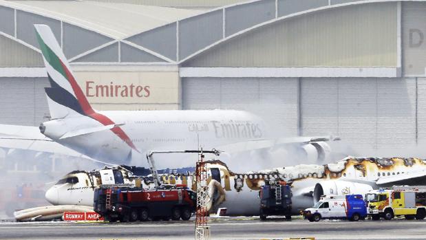 Así quedó el avión de Emirates tras sofocar las llamas que arrasaron la parte superior de la cabina.