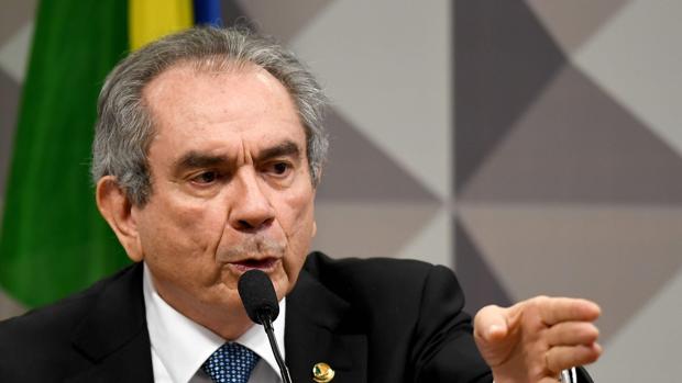 El senador y presidente de la comisión responsable del juicio político contra Dilma Rousseff, Raimundo Lira, este jueves durante una sesión en el Congreso de Brasilia