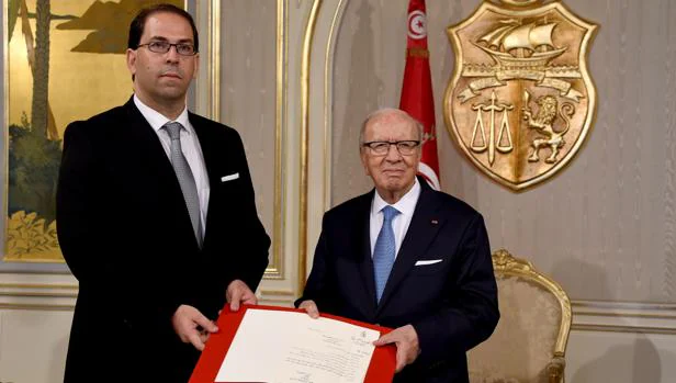 El nuevo primer ministro, Yousef Chahed (izquierda) en su jura de cargo ayer junto con el presidente Essebsi (derecha) en Túnez