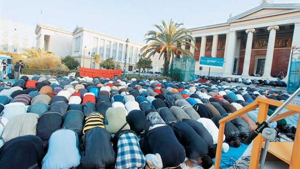 musulmanes festejando la festividad musulmana Kurban Bayrami (Fiesta del Sacrificio) ante el Decanato de la Universidad en el centro de Atenas