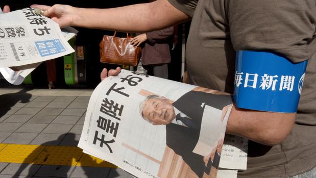 Un periódico muestra en portada al emperador Akihito en el anuncio de su intención de abdicar del trono japonés