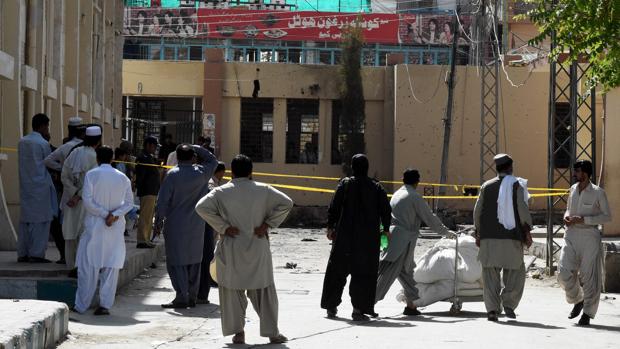 Varios pakistanís observan desde las afueras del hospital donde ocurrió el atentado ayer en Quetta