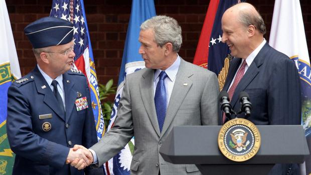 Michael Hayden (izquierda) y John Negroponte (derecha) junto con Bush en su época de director de la CIA y director Nacional de Inteligencia respectivamente