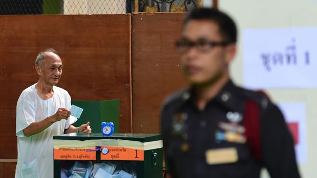 El líder de la junta militar de Tailandia reitera su intención de celebrar elecciones el próximo año