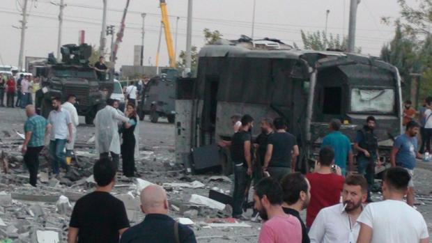 Al menos 13 muertos y 38 heridos en un doble atentado con coche bomba en el sur de Turquía