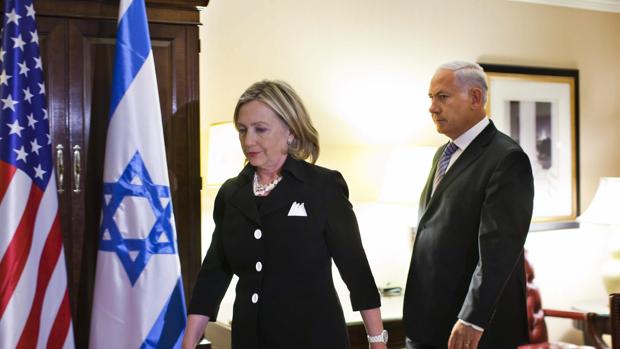 Clinton junto a Netanyahu en una visita oficial del israelí a Washington en 2010