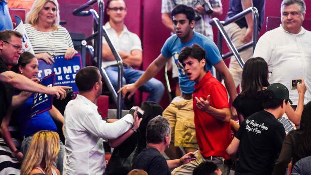 Protestas anti Trump en un rallie de campaña en el BB&amp;T Center de Lauderdale, Florida