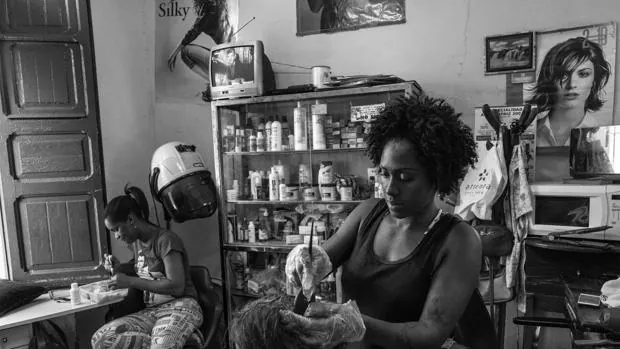 Jocelyn Combing, en su peluquería del barrio caraqueño de La Pastora