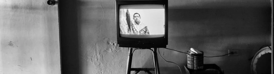 Un programa de la televisión estatal venezolana emite propaganda sobre el comandante supremo, Hugo Chávez Frías, cuyo culto se llegó a convertir en fervor religioso para muchos venezolanos