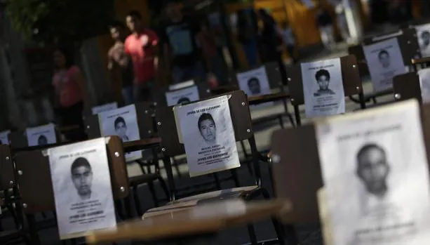 Pupitres con las fotografías de los 43 estudiantes desaparecidos, durante una protesta en octubre de 2014