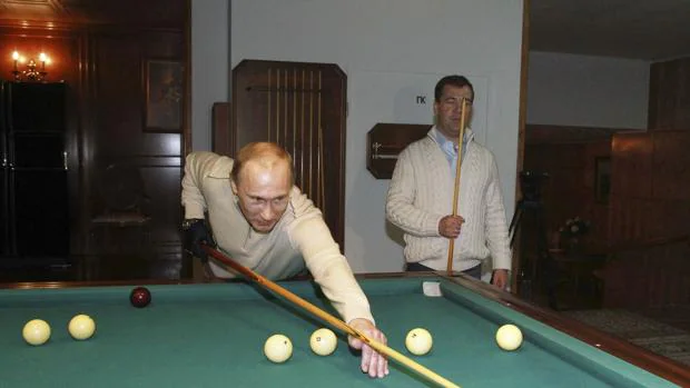 Vladimir Putin juega al billar con Dimitri Medvedev, su predecesor en la presidencia rusa y hoy primer ministro de Rusia