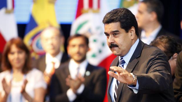 Maduro saluda durante una reunión de Mercosur en Buenos Aires, Argentina, el 17 de diciembre de 2014