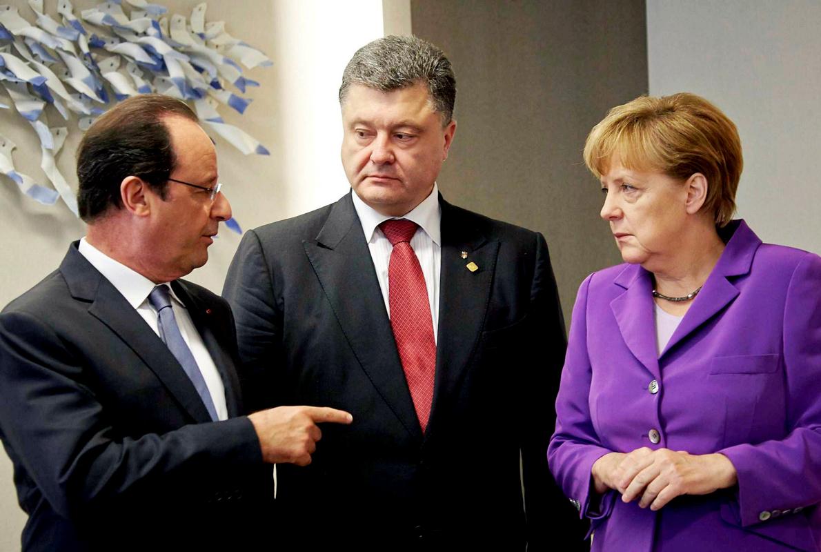 Hollande y Merkel conversan con Poroshenko (en el centro), en una imagen de archivo