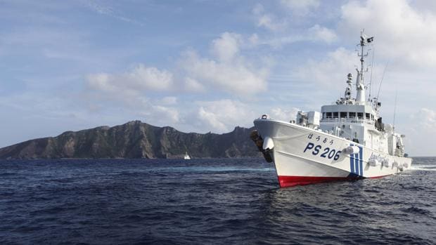 Un buque guardacostas nipón patrulla las aguas de las islas Senkaku