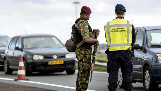 Un militar asiste a un policía holandes en los controles alrededor del aeropuerto de Schiphol tras recibir una amenaza el pasado 13 de agosto