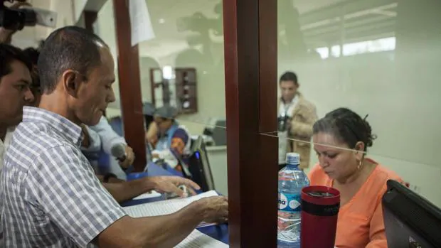 El diputado opositor destituido de la Asamblea Nacional Rodolfo Quintana (i) entrega un recurso de amparo ayer, 16 de agosto de 2016, en el Tribunal de Apelaciones de Managua
