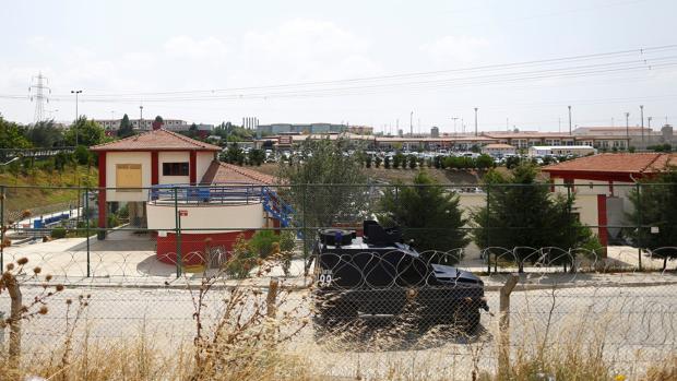 Un coche policial patrulla a las afueras de la prisión de Siliviri