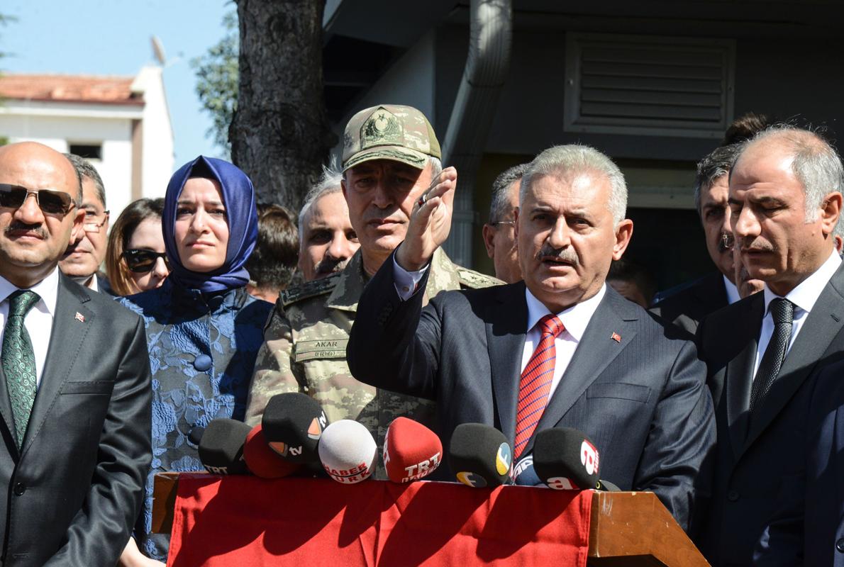 El primer ministro Binali Yildirim, ayer, durante una rueda de presnsa en el lugar de uno de los ataques