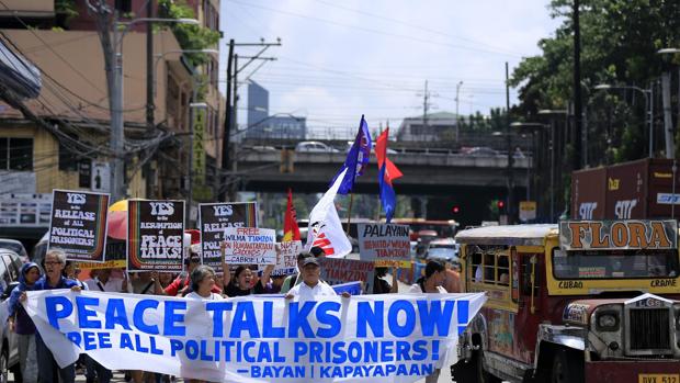 Varios manifestantes pro-comunistas piden la libertad de los presos hoy en Quezon, Filipinas