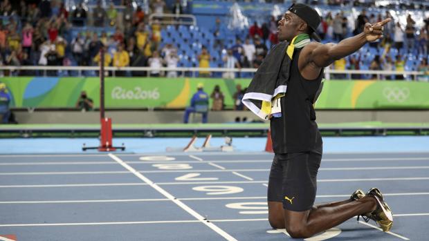 Bolt posando tras conseguir el oro en los relevos