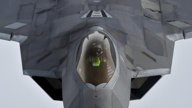 Un caza americano F-22 realiza un vuelo