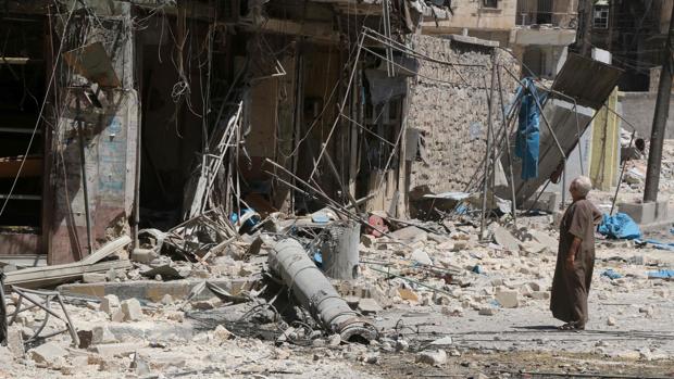 Un vecino de Alepo mira una vivienda destruida por las bombas en el barrio de Tariq al-Bab el pasado 16 de agosto