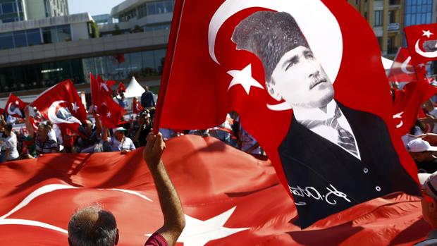 Atatürk en una bandera turca durante una manifestacón