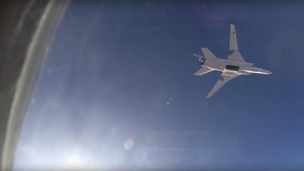 Captura de un vídeo facilitado por el Ministerio de Defensa ruso del 16 de agosto de 2016 que muestra a un caza, modelo Tu-22M3 que despegó de la base militar iraní de Hamedan bombardeando las posiciones del Daesh