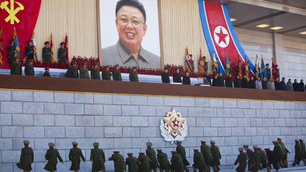 Militares norcoreanos rinden homenaje a la memoria de Kim Jong-il en el aniversario de su muerte