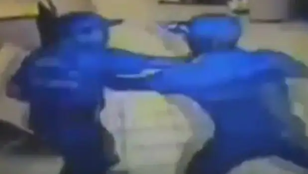 Fotograma del vídeo captado por las cámaras de seguridad que recoge una pelea entre un miembro de la cadena y un simpatizante del MQM