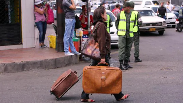 Una venezolana se dispone a cruzar la frontera con Colombia en San Antonio