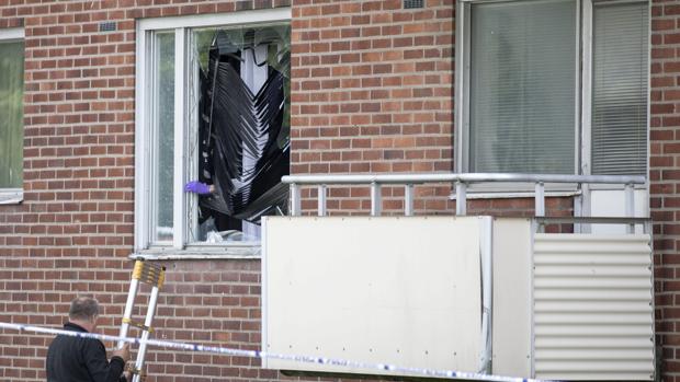 Miembros de la policía sueca investigan el lugar donde explotó la granada en un edificio de Gotemburgo (Suecia)